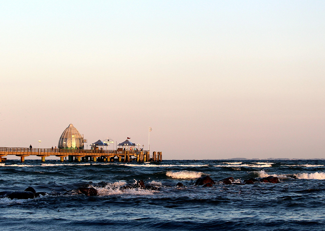 Die Grömitzer Seebrücke im warmen Abendlicht über der Ostsee